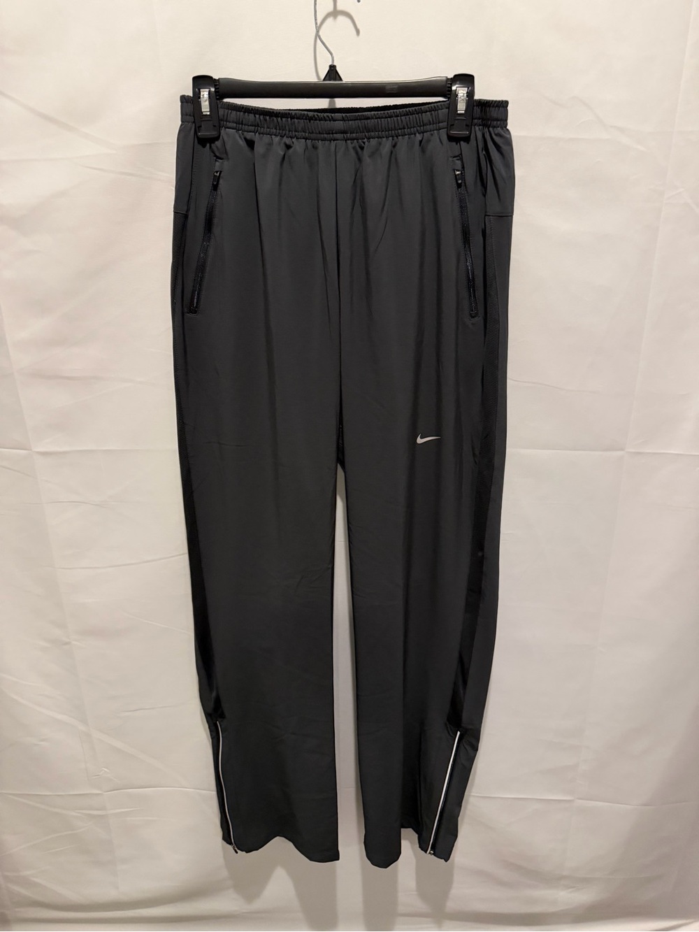 NWT Nike Men’s Dark Gray Lightweight dri fit Jogger Track Pants size M.athletic